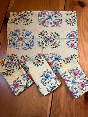 Set/4 APRIL CORNELL Yellow Floral Motif Shabby Chic Napkins 100% Cotton